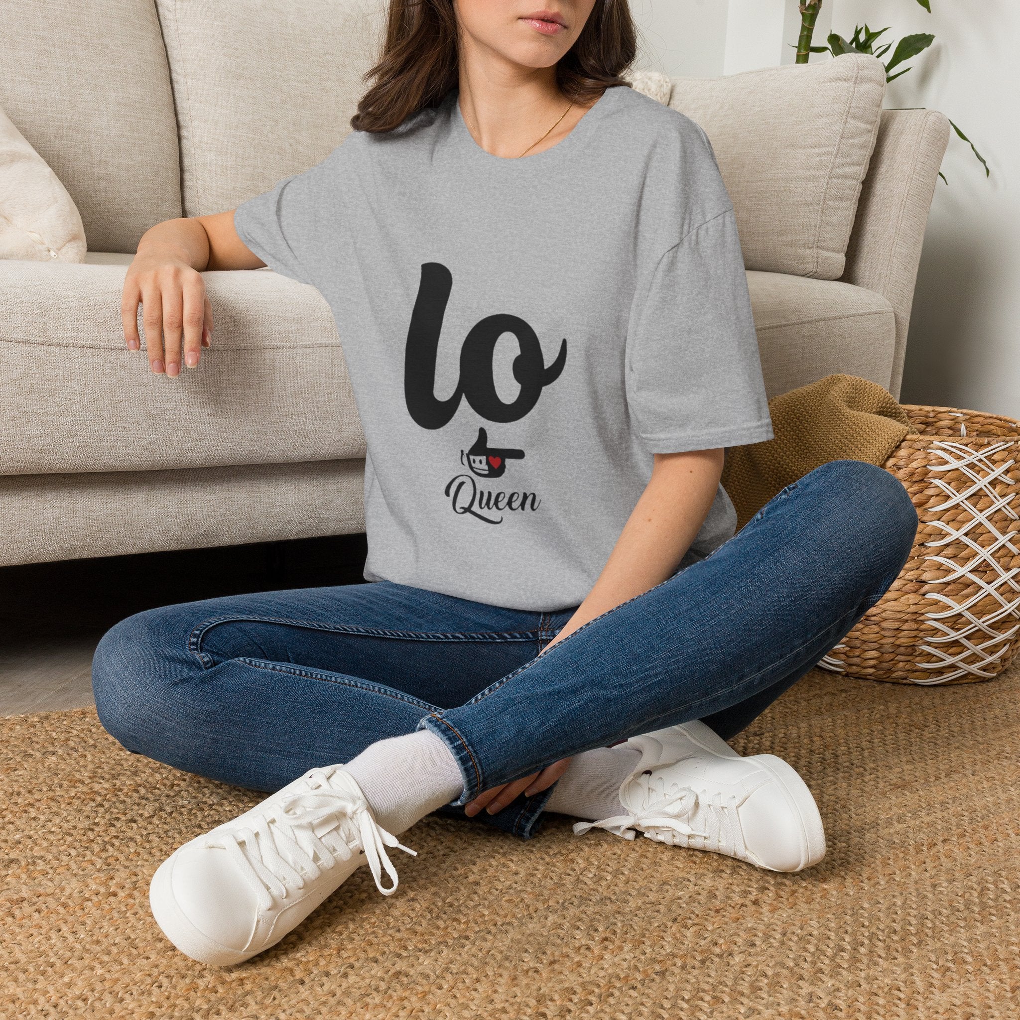T-Shirt — 'Lo Queen' Playful Script Tee for Cat Lovers