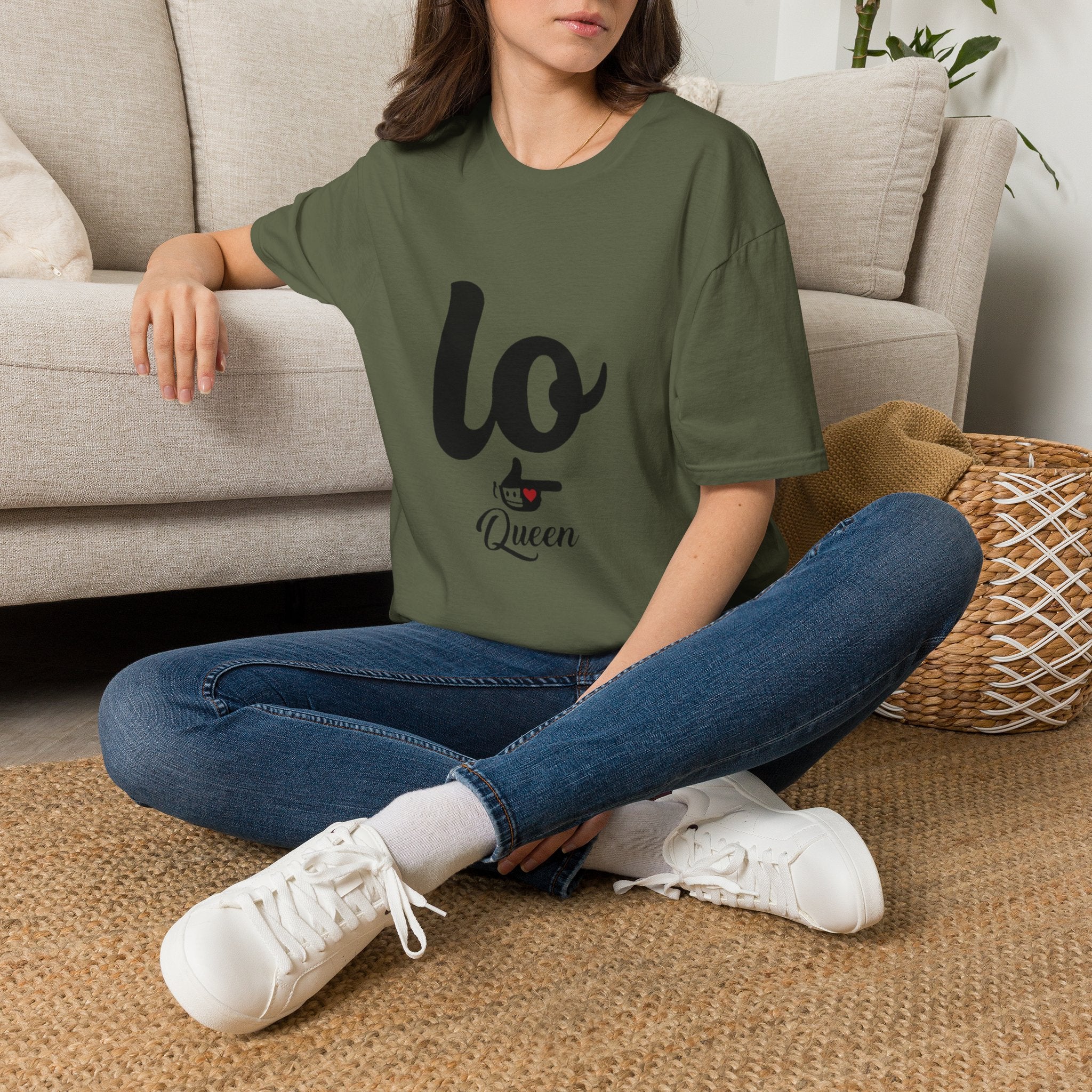 T-Shirt — 'Lo Queen' Playful Script Tee for Cat Lovers